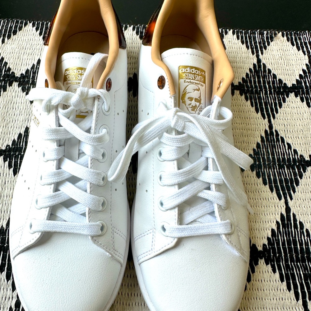 Womens Size 9 Stan Smiths adidas. Rare find. EUC❤️❤️